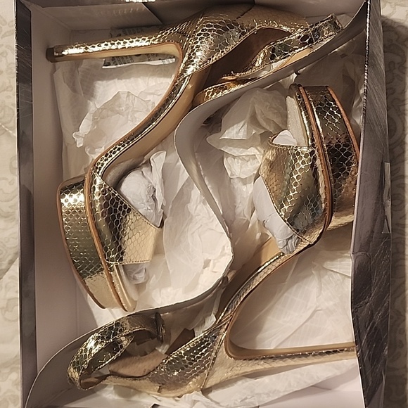 Jennifer Lopez Malika Heels in Champagne - Picture 9 of 10